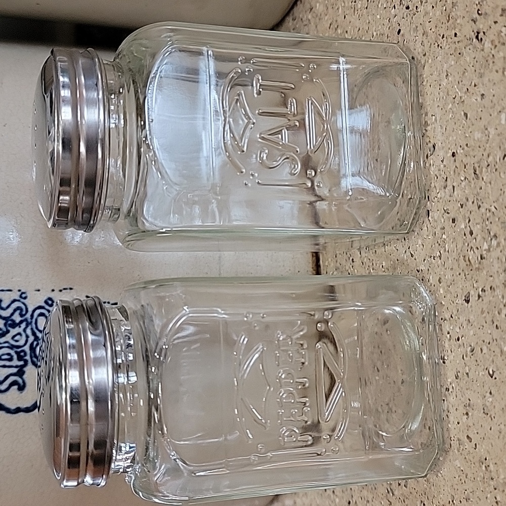 Salt/Pepper Shakers